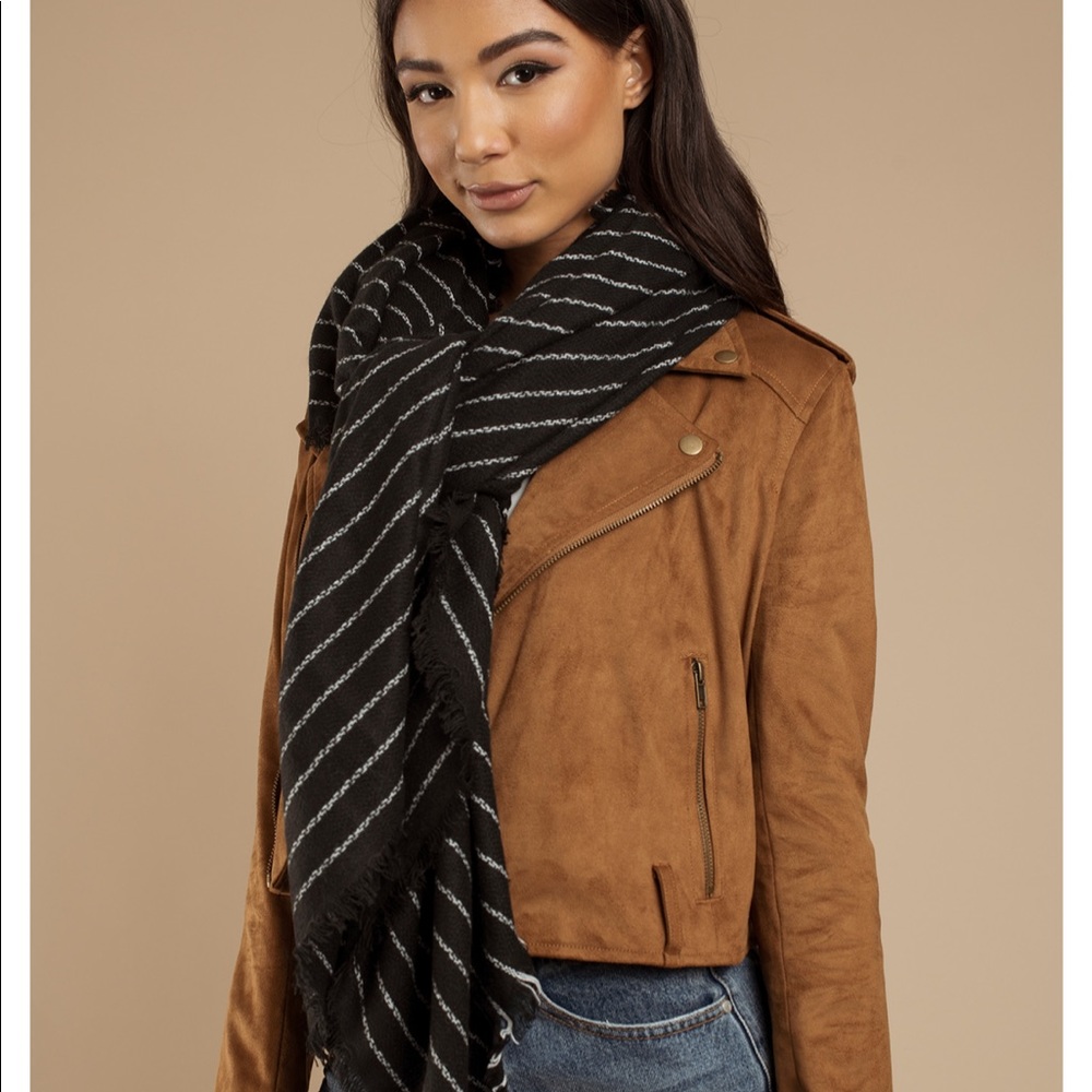 NWT Black and white striped blanket scarf - Picture 1 of 3